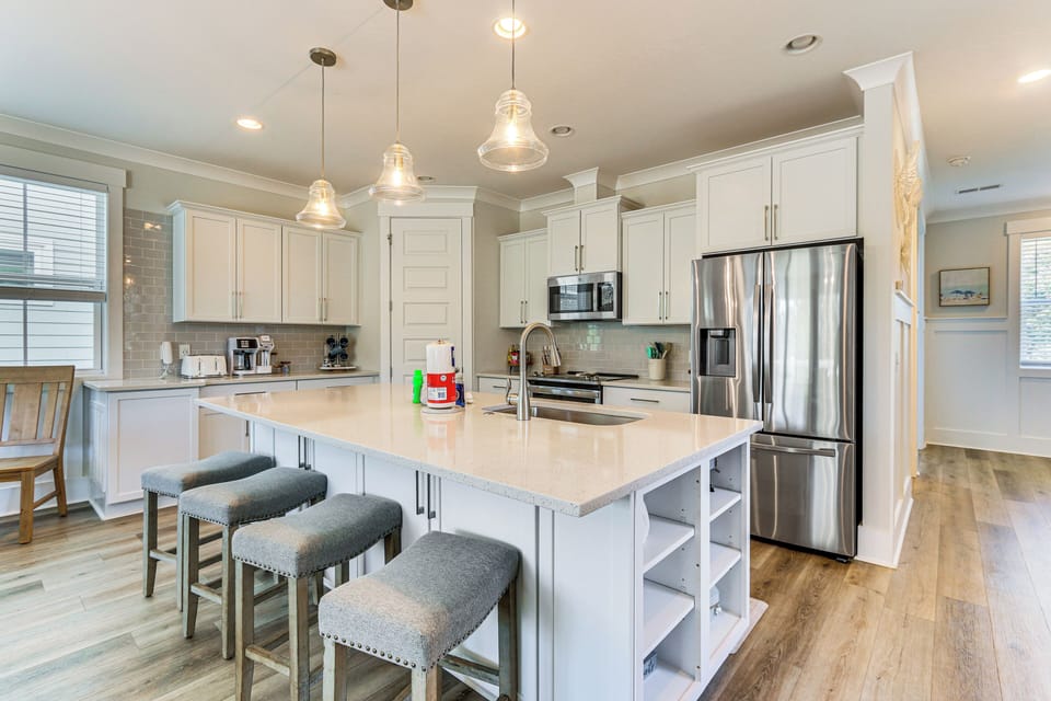 Kitchen | 1st Floor | Dual Single-Serve/Drip Coffee Maker | Dishwasher