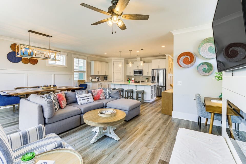 Living Room | Smart TV w/ Cable | Central A/C & Heating
