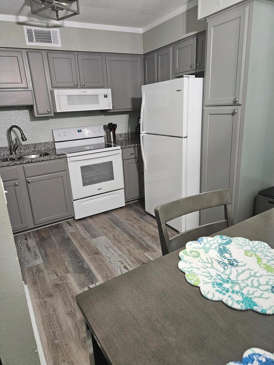 Full Kitchen and Dining table