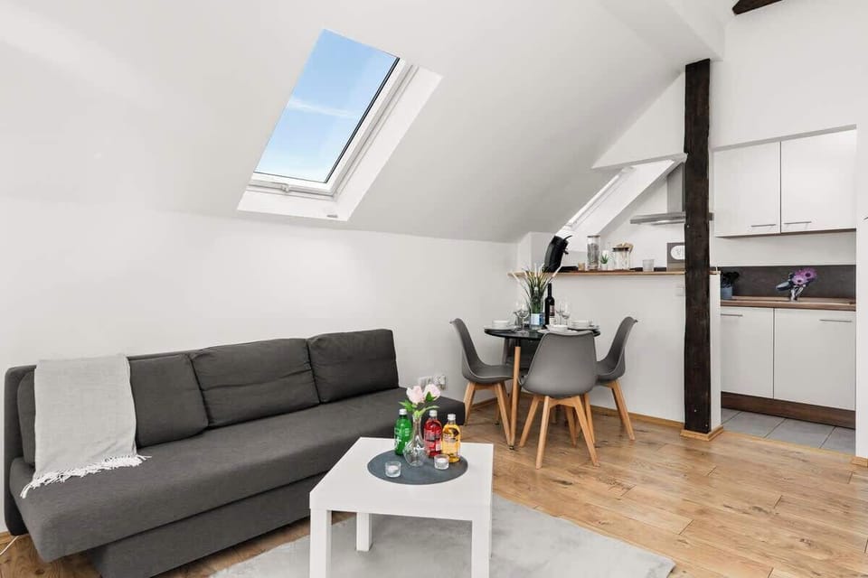 Der Essbereich verfügt genügend Platz für 3-4 Personen und befindet sich direkt neben der Küche und dem Wohnzimmer.