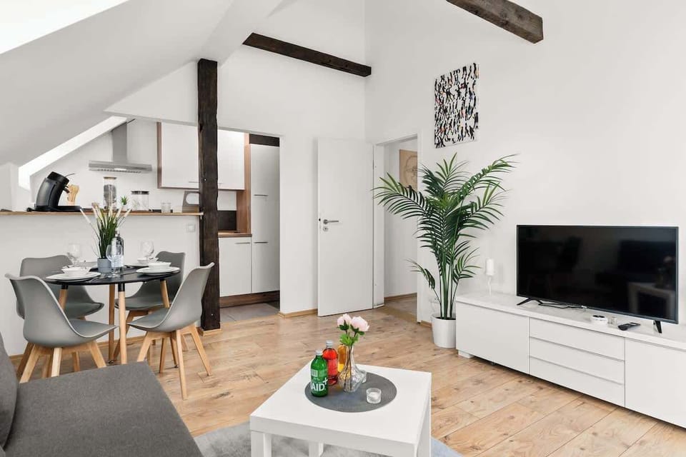 Das Apartment ist mit einem offenen Ess-, Wohn- und Küchenbereich versehen. Die Küche ist mit allen wichtigen und im Alltag gebrauchten Utensilien und Geräten ausgestattet.