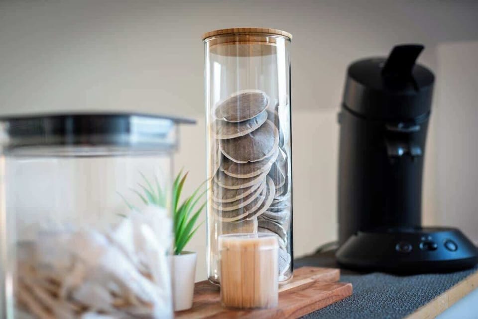 Wir stellen Euch kostenlos Kaffee, Tee und Zucker zur Verfügung. 
Ebenso ist ein Wasserkocher und eine Senseo Kaffeemaschine vorhanden.