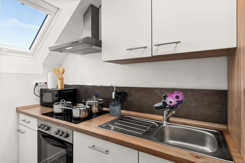 Die Küche ist mit einem Herd, Backofen, Kühl-und Gefrierschrank, Spülmaschine, Mikrowelle, Wasserkocher, Senseo Kaffeemaschine, Toaster, Töpfe, Pfannen, Geschirr, Besteck und Wasser-, Sekt- und Weingläser ausgestattet.