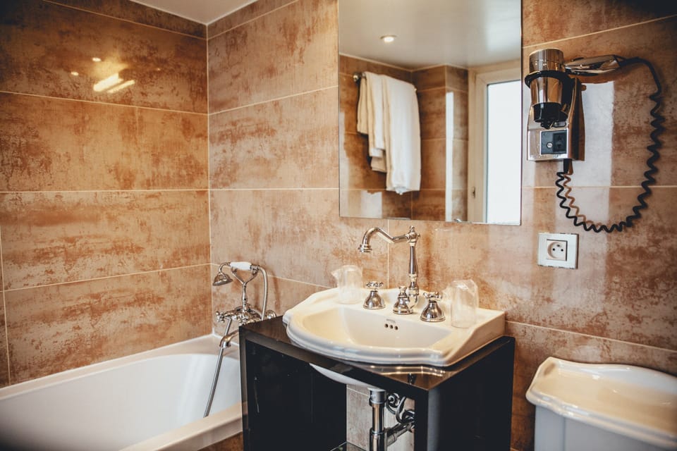 Double Room (Notre Dame) | Bathroom | Free toiletries, towels