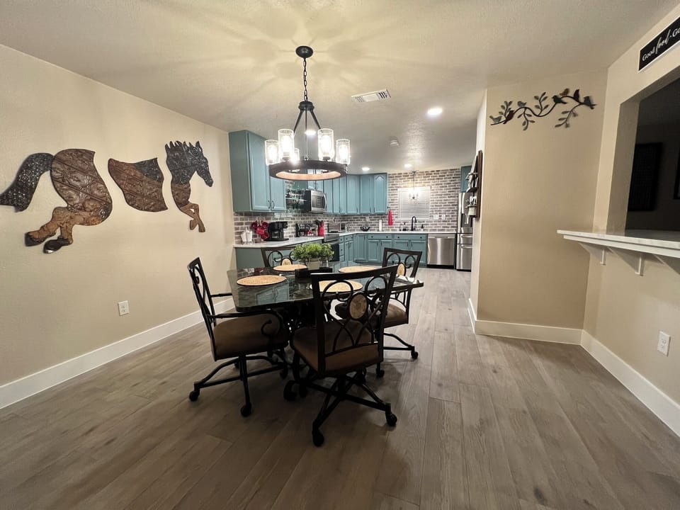 Breakfast/kitchen