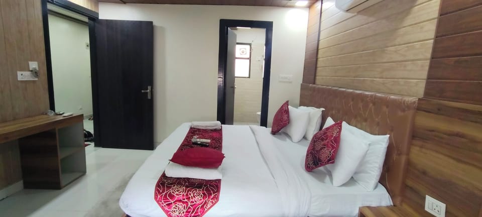 Basic Double Room Single Use | Hypo-allergenic bedding, desk, free WiFi