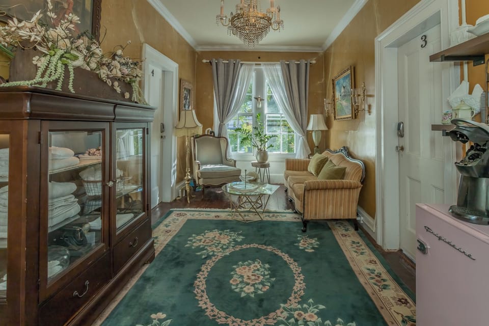 Sitting Area for Guests.