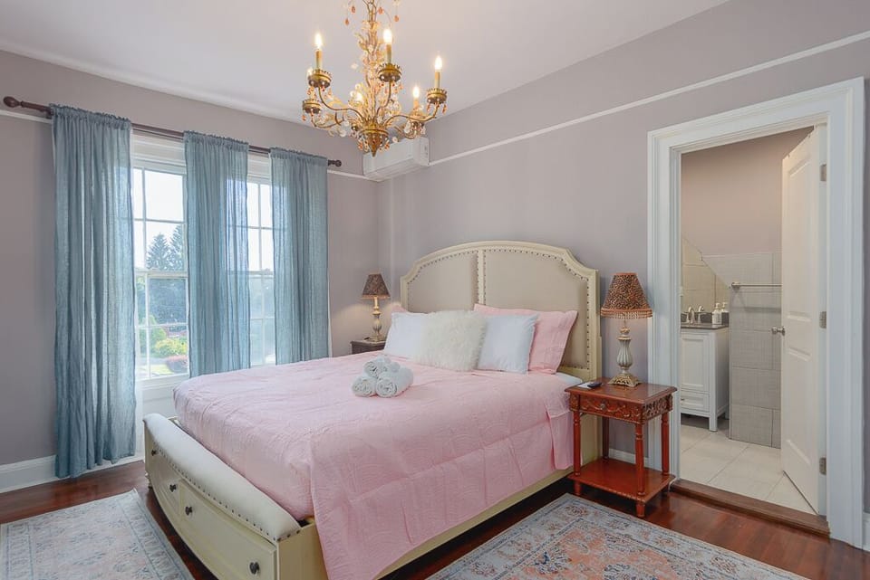 King-size bed 