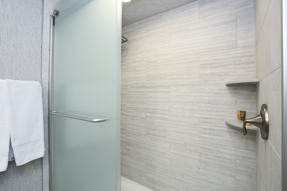 Combined shower/tub, free toiletries, hair dryer, towels