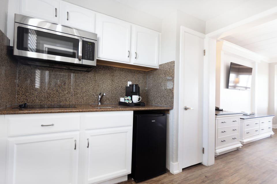 2 Double Beds, Kitchenette, Pool View, Ground Floor Exterior Entrance | Private kitchen | Fridge, microwave, coffee/tea maker