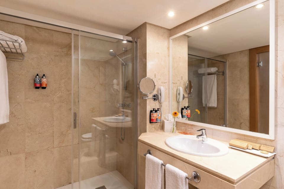 Comfort Double Room, Balcony, Garden View | Bathroom | Shower, free toiletries, hair dryer, bidet