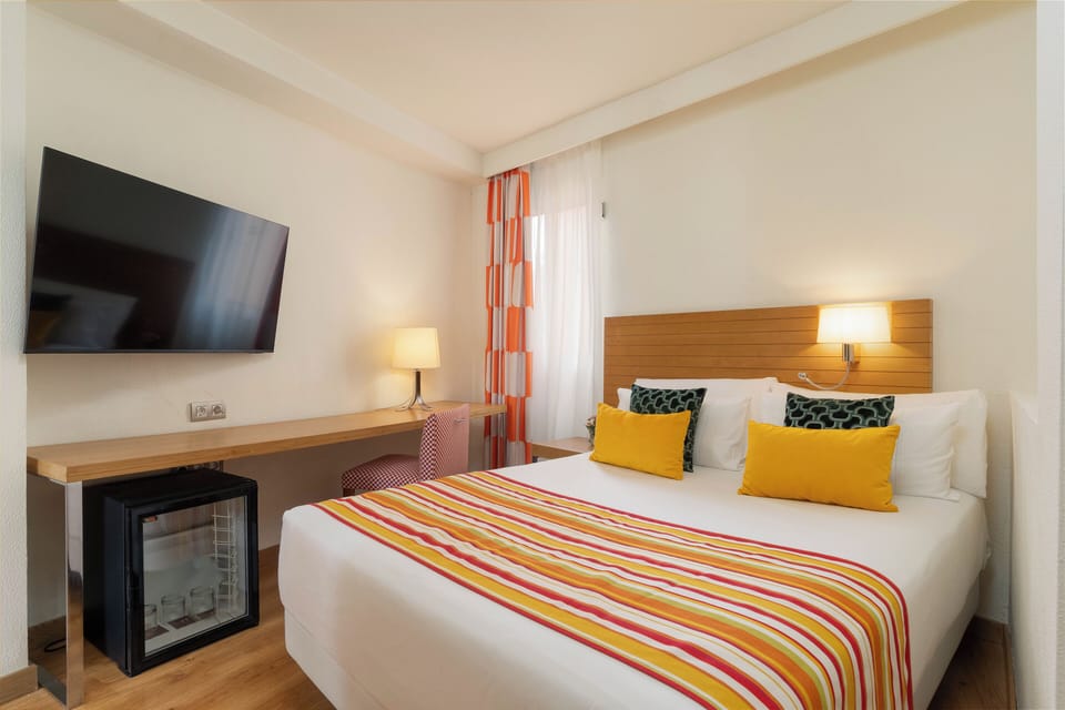 Comfort Single Room | Minibar, in-room safe, desk, laptop workspace