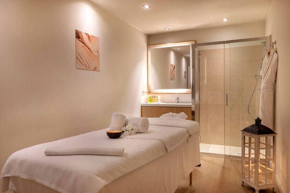 Sauna, hot tub, body treatments, aromatherapy, facials, massages