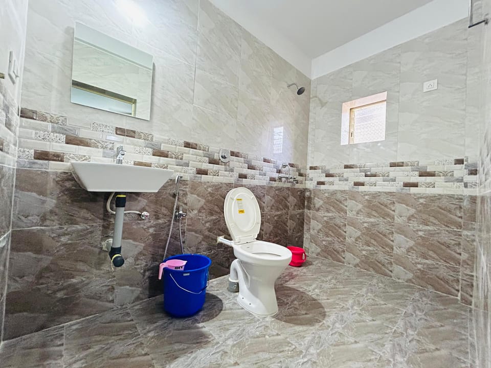 Deluxe Single Room, Balcony, City View | Bathroom | Free toiletries, slippers, towels, soap