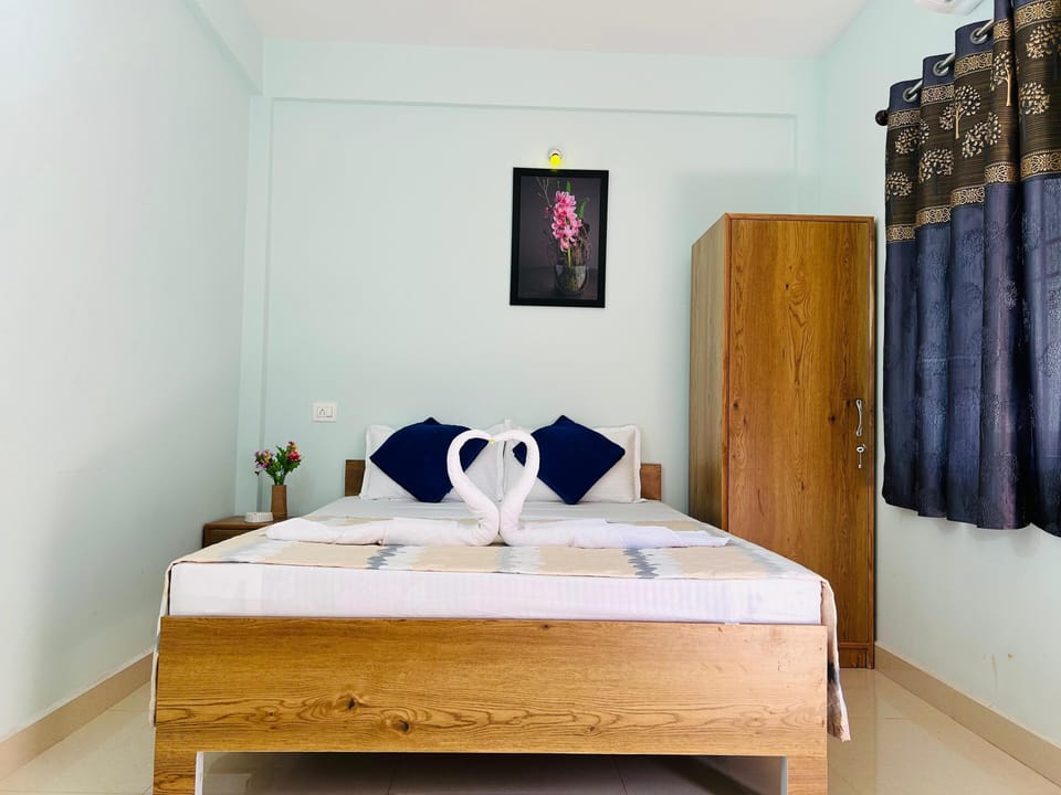 Deluxe Single Room, Balcony, City View | Blackout drapes
