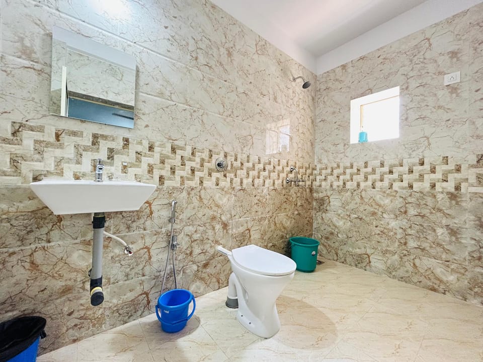 Deluxe Single Room, Balcony, City View | Bathroom | Free toiletries, slippers, towels, soap