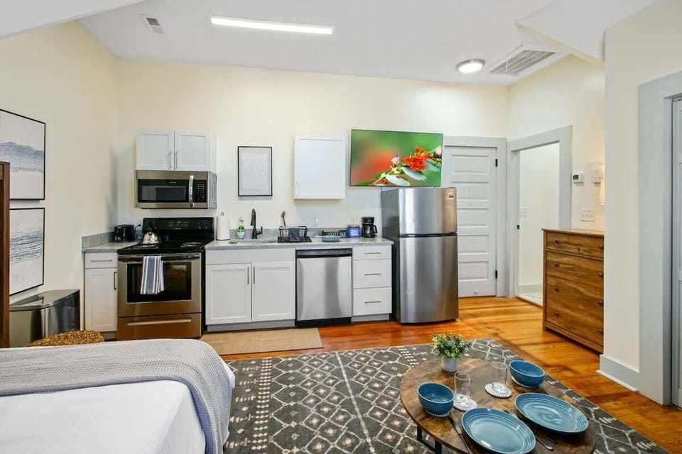 Functional kitchen w/ stove, microwave, dishwasher & stainless fridge for convenient stays