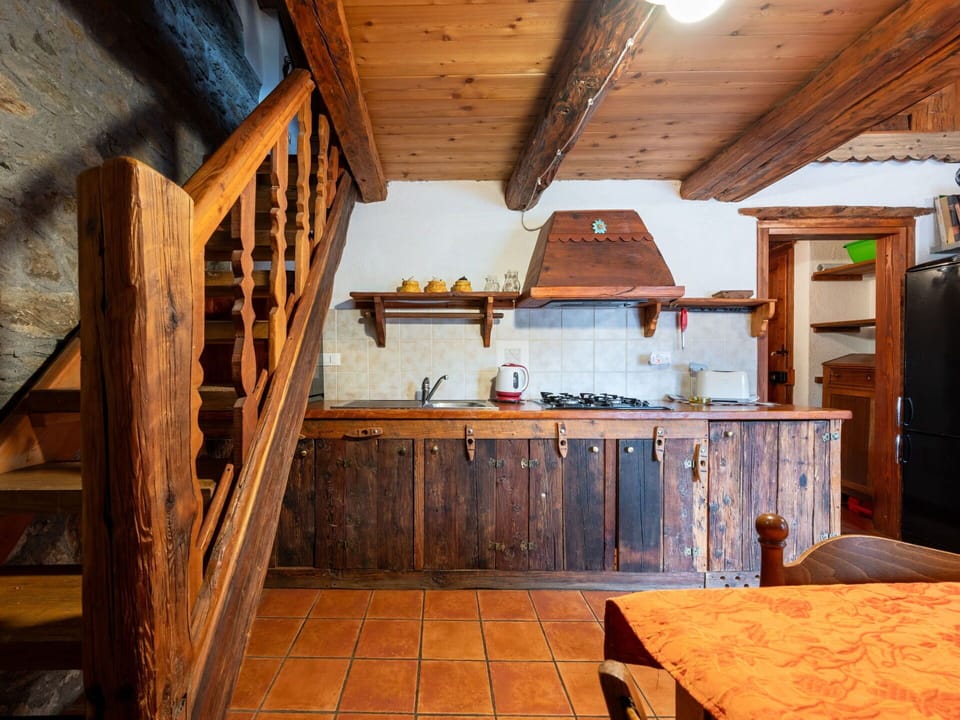 Property, Cabinetry, Wood, Table, Building, Interior Design, Beam, Floor, House, Wood Stain