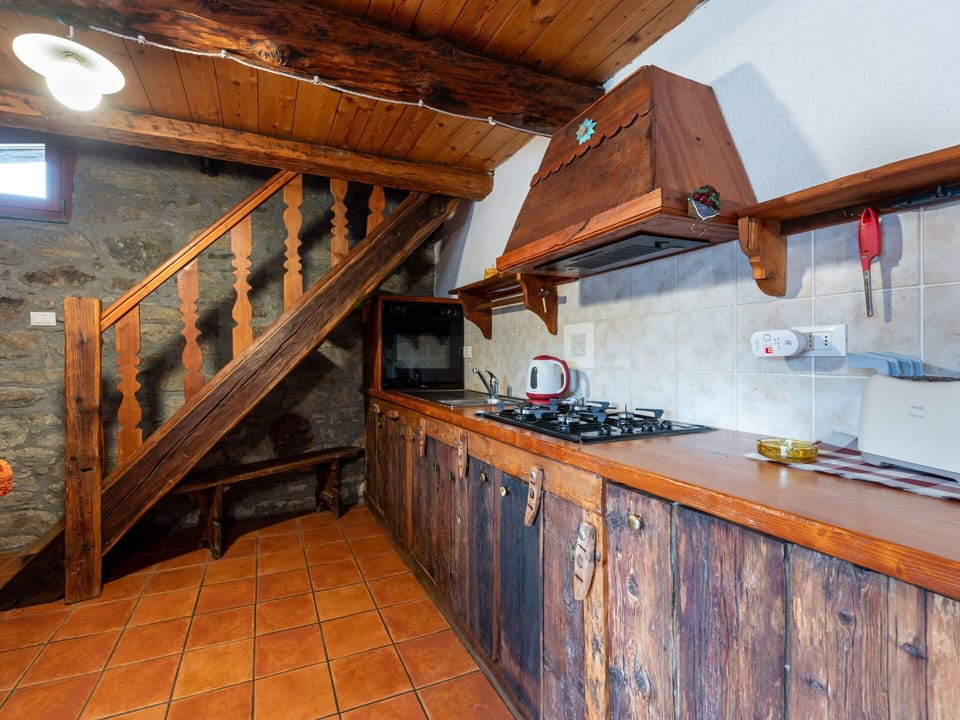 Cabinetry, Property, Countertop, Wood, Wood Stain, Floor, Building, Beam, Flooring, Hardwood