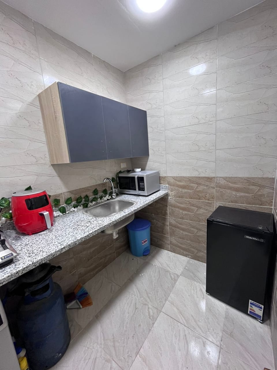 Family Apartment, Balcony, City View | Private kitchen | Electric kettle, dining tables
