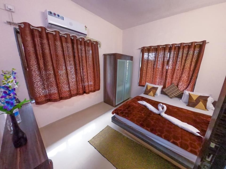 4 BHK villa. | Desk, laptop workspace, blackout drapes, free WiFi