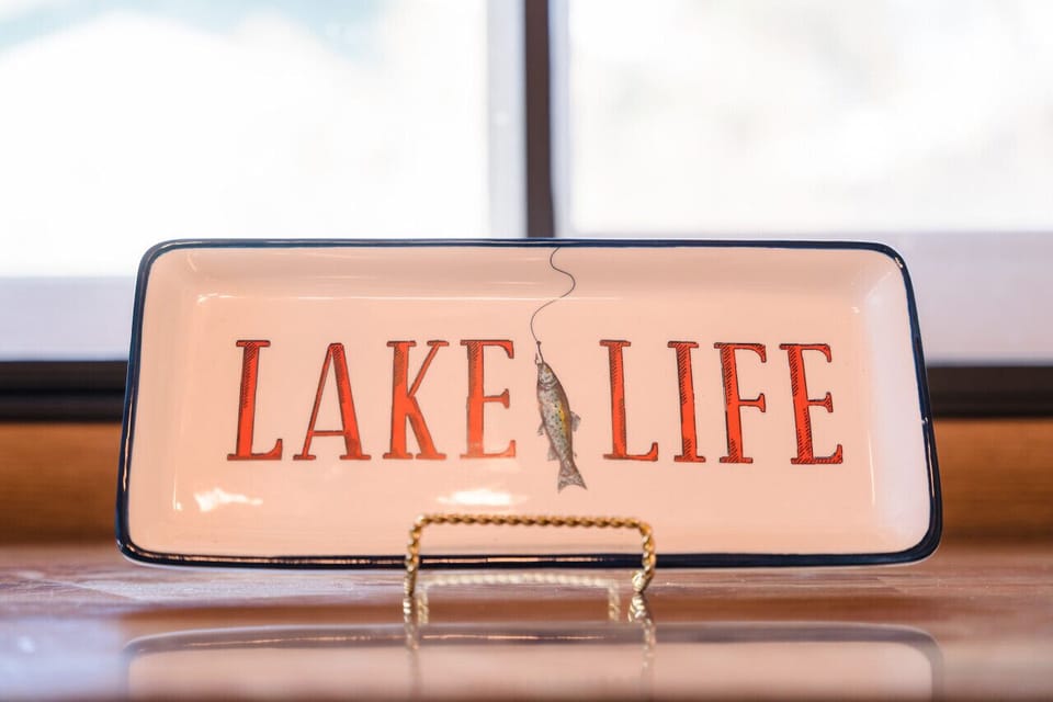 Lake Life – Embrace the laid-back charm of lakeside living!