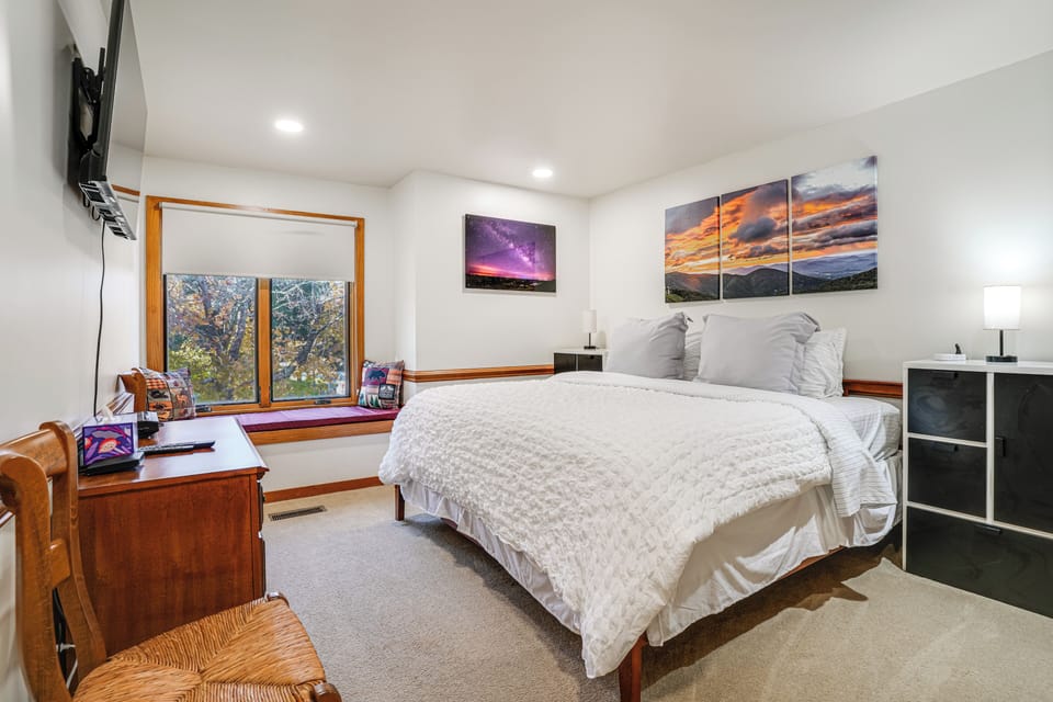 Bedroom 1 | King Bed | En-Suite Bathroom
