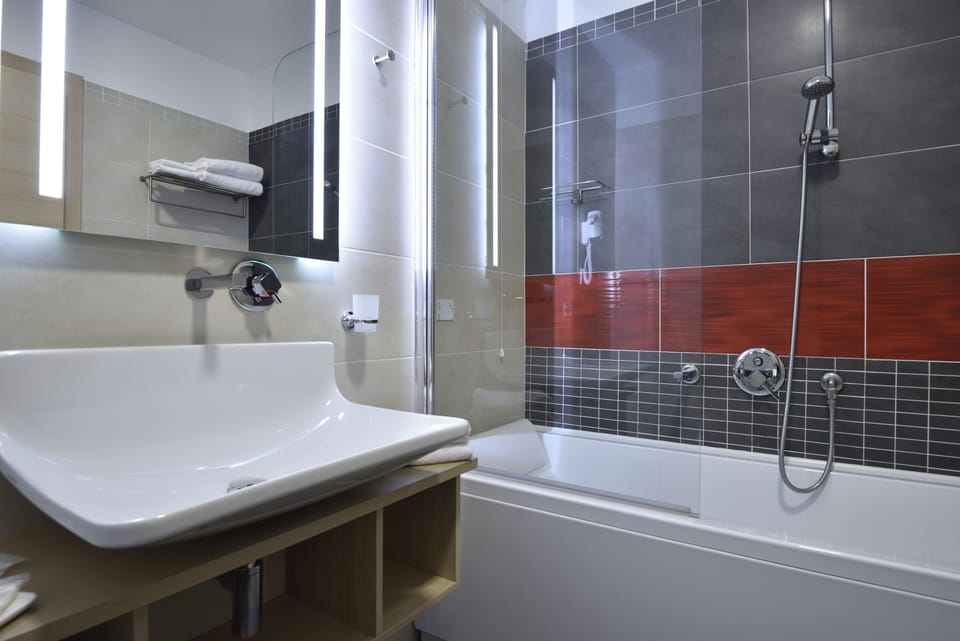 Shower, free toiletries, hair dryer, bidet