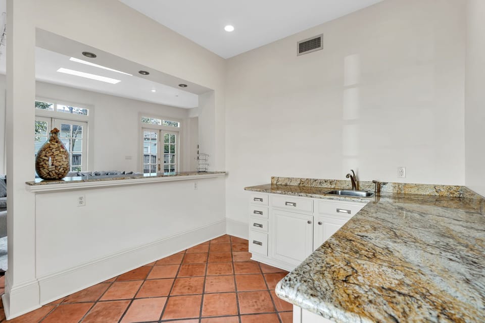 A well-appointed wet bar ready to mix, sip & relax in elegance.
