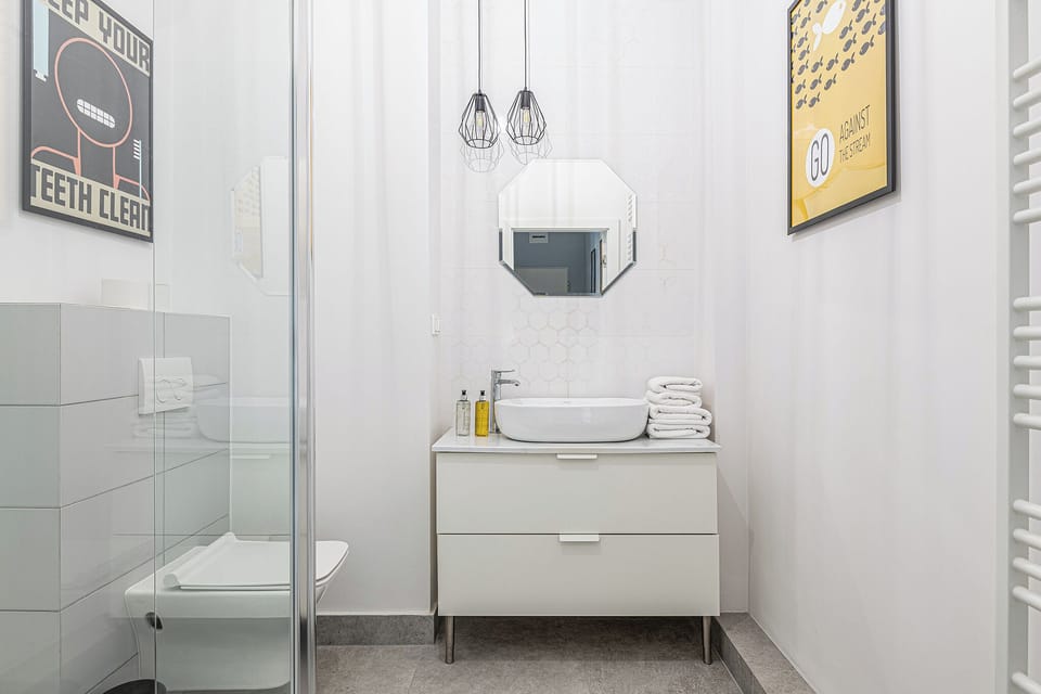 City Studio | Bathroom | Shower, towels, soap, shampoo
