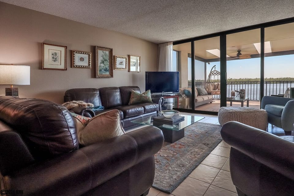 Luxury 2B/2B Waterfront Condo on the Bay