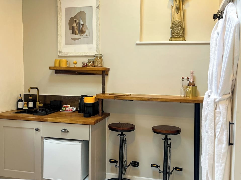 Kitchenette and breakfast bar with coffee station and complimentary prosecco