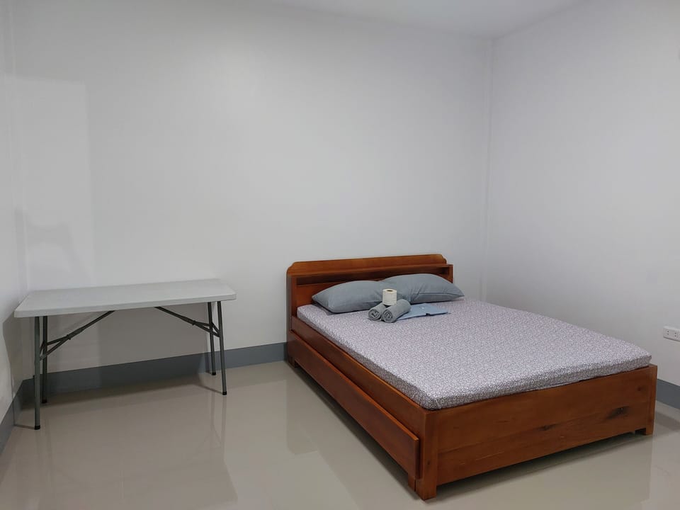 Basic Room | Desk, laptop workspace