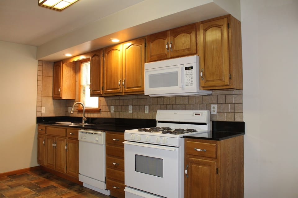 Fully tiled backsplash and granite countertops