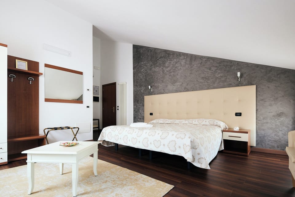 Junior Suite | In-room safe, desk, laptop workspace, blackout drapes