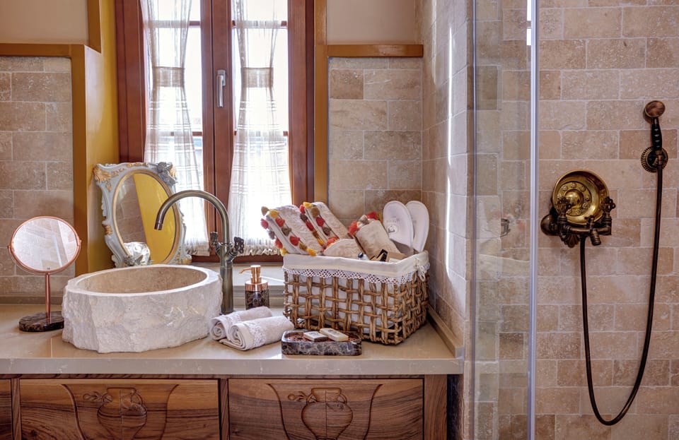 Basic Double Room | Bathroom | Shower, slippers, towels, soap