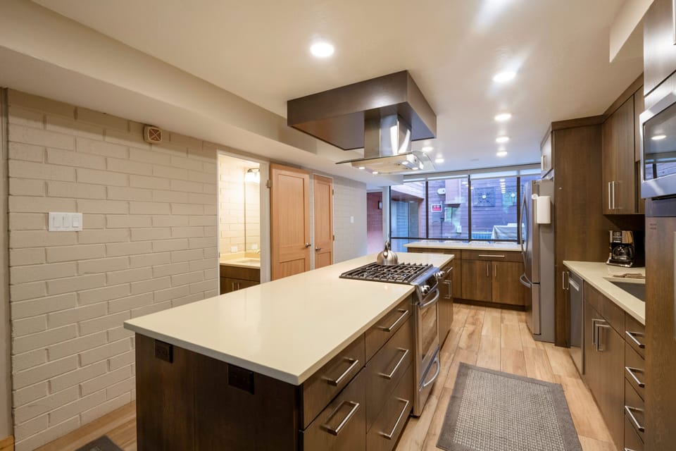Park Avenue 256-1789 Spacious kitchen