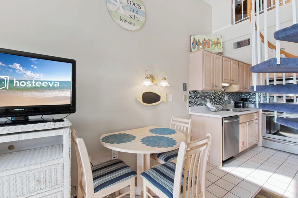 Signature Condo, 1 Bedroom, Balcony | In-room dining