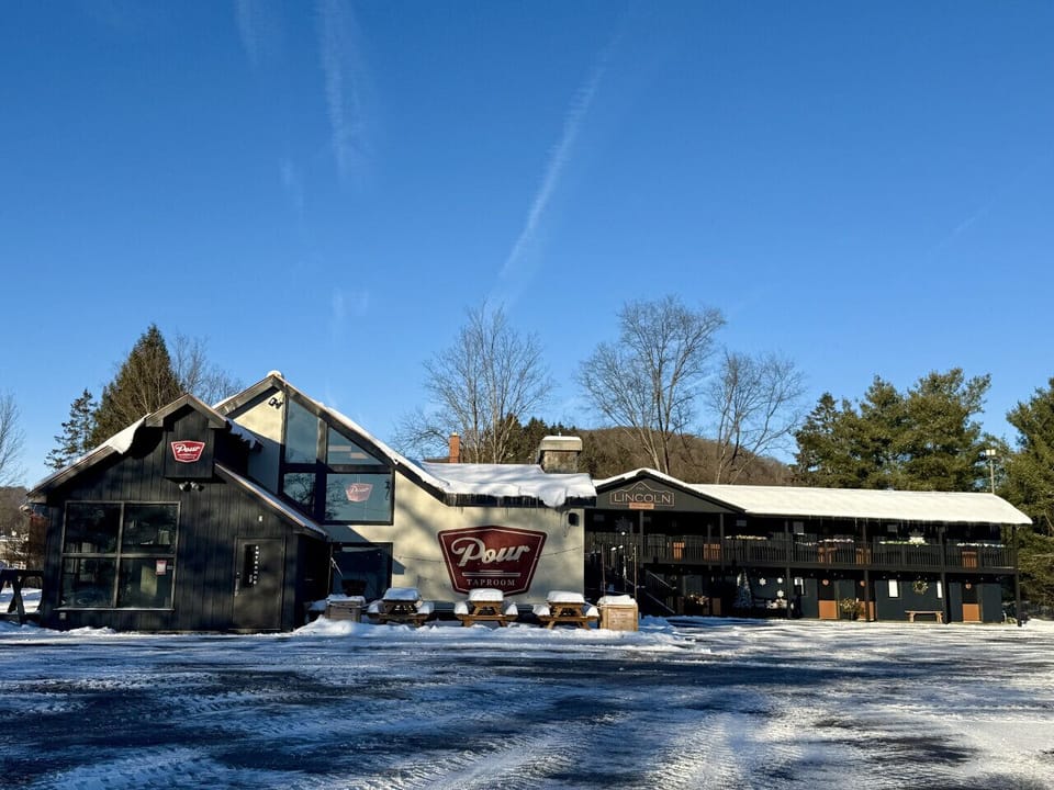 Pour Taproom Bar/Restaurant Onsite