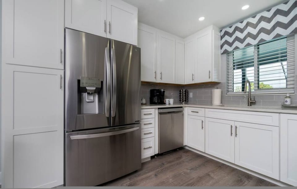 House | 4 bedrooms, desk