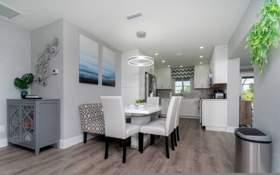 House | 4 bedrooms, desk