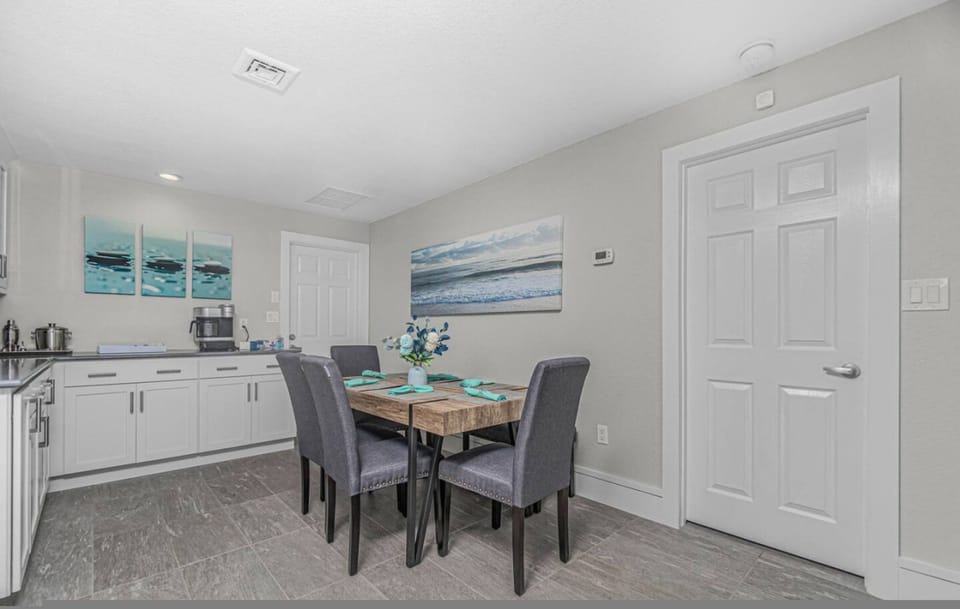 House | 4 bedrooms, desk