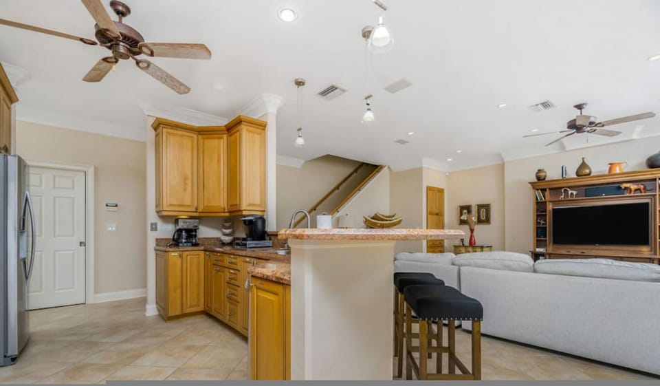 House | 4 bedrooms, desk