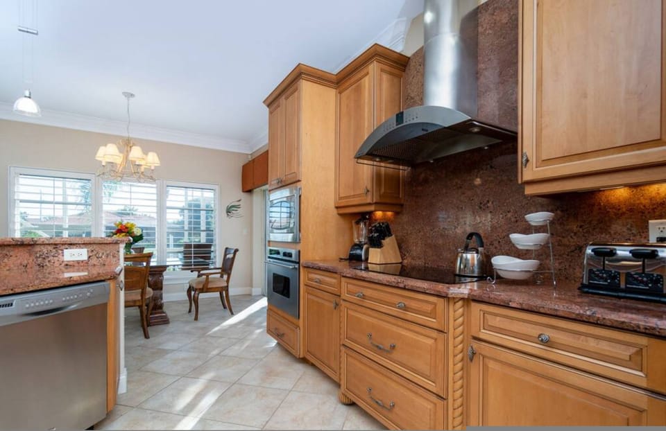House | 4 bedrooms, desk