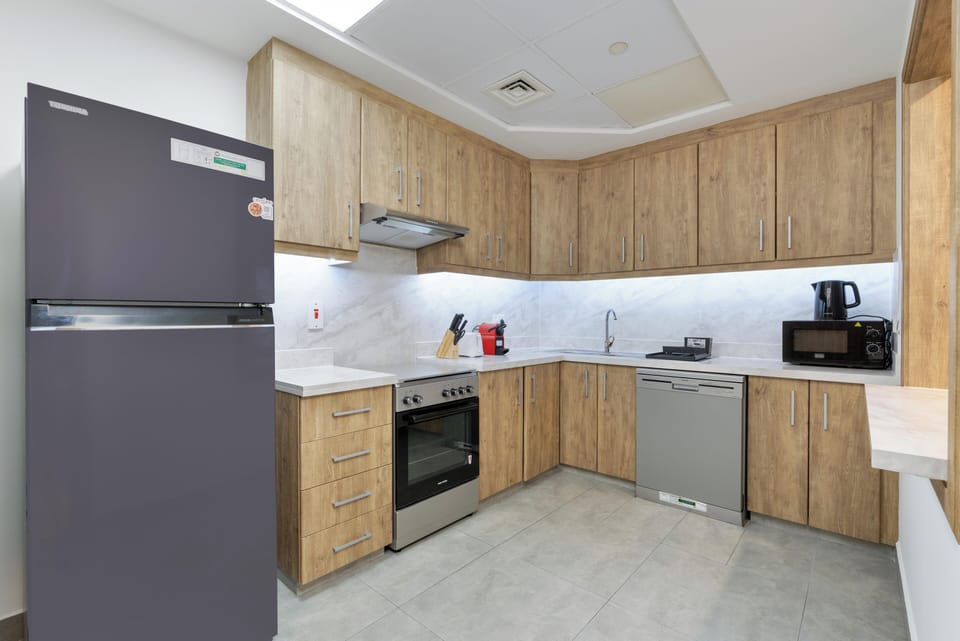 Premier Apartment | Private kitchen | Full-size fridge, microwave, oven, stovetop