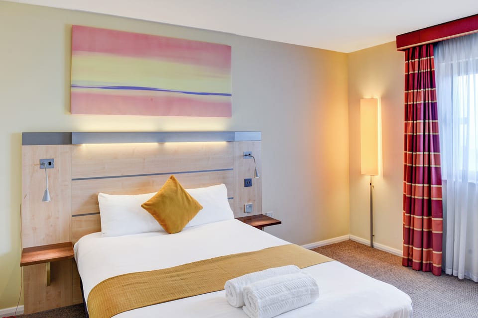 Room, 1 Double Bed, Accessible Bathtub | Desk, laptop workspace, iron/ironing board, bed sheets