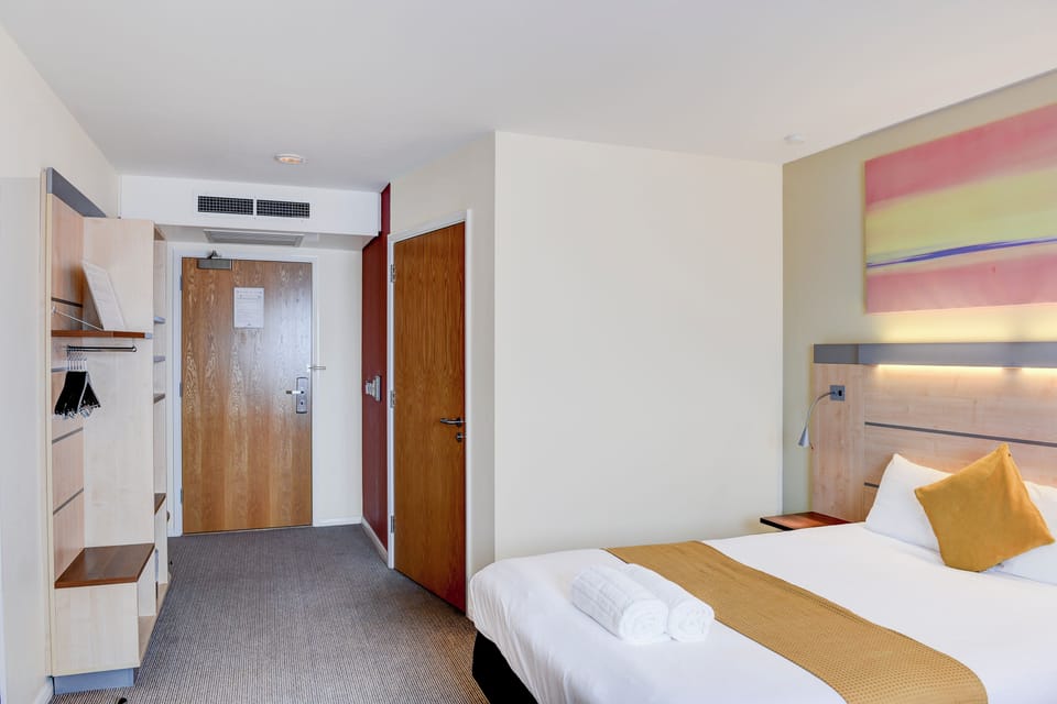 Room, 1 Double Bed, Accessible Bathtub | Desk, laptop workspace, iron/ironing board, bed sheets