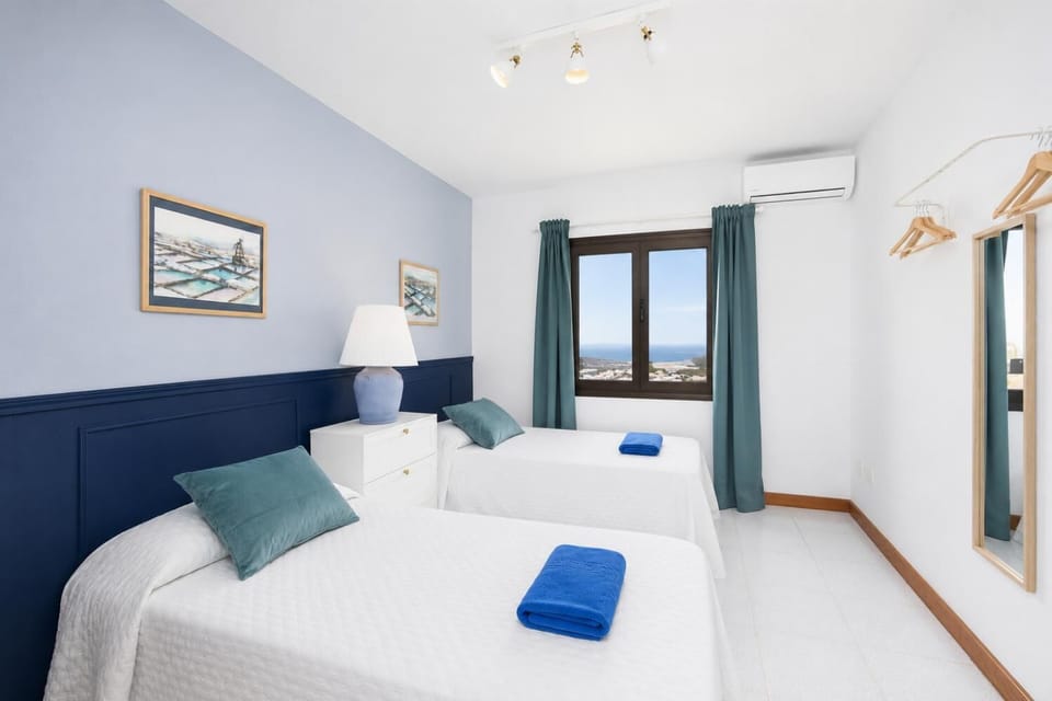 Twin bedroom with A/C