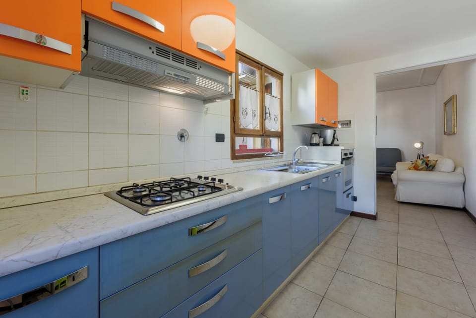 Comfort Apartment | Private kitchen | Fridge, stovetop, cookware/dishes/utensils
