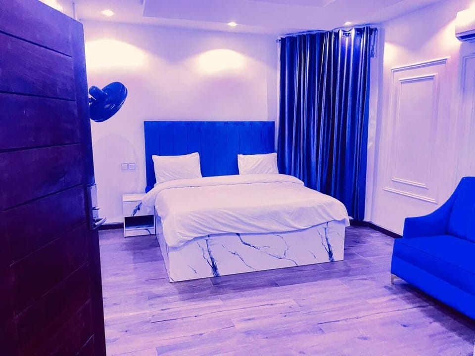 Luxury Double Room Single Use | Desk, laptop workspace